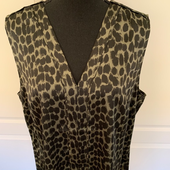 🫒🐆 Sleeveless Olive Green Leopard Print Top from BR - Picture 4 of 13